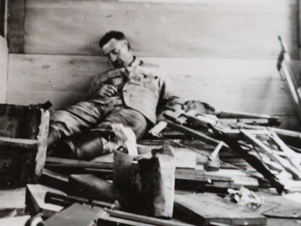 altes Foto - schlafender oder gefallener Soldat